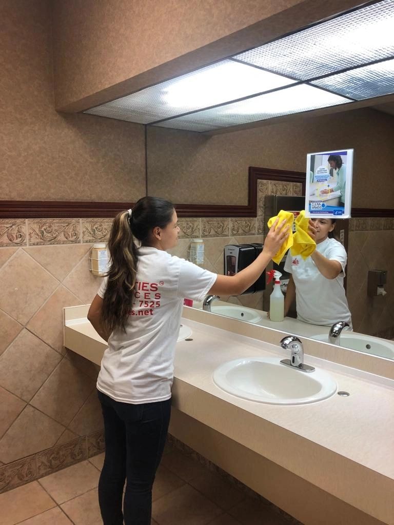 Cleaning bathroom mirror